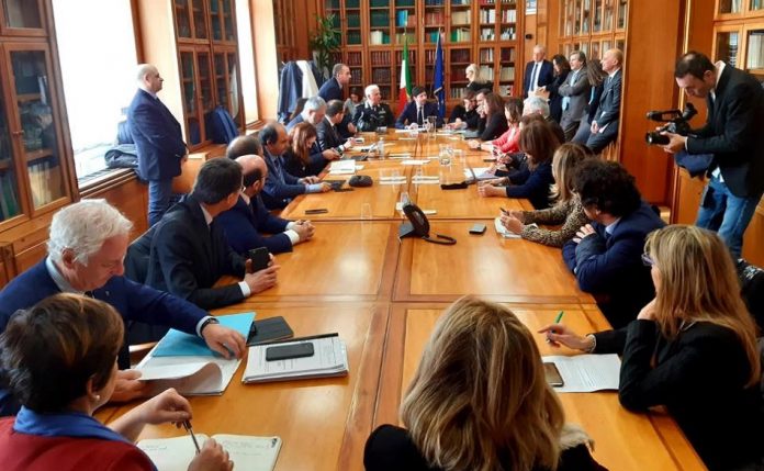 Tavolo violenza foto