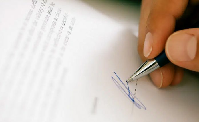 CONTRATTO FIRMA FOTO